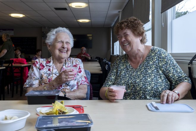 Vrouwen bij elkaar op de koffie, samen lachen