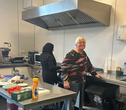 Karima (die liever niet herkenbaar op de foto wil) en Henny in de keuken van wijkcentrum Te Werve in Rijswijk